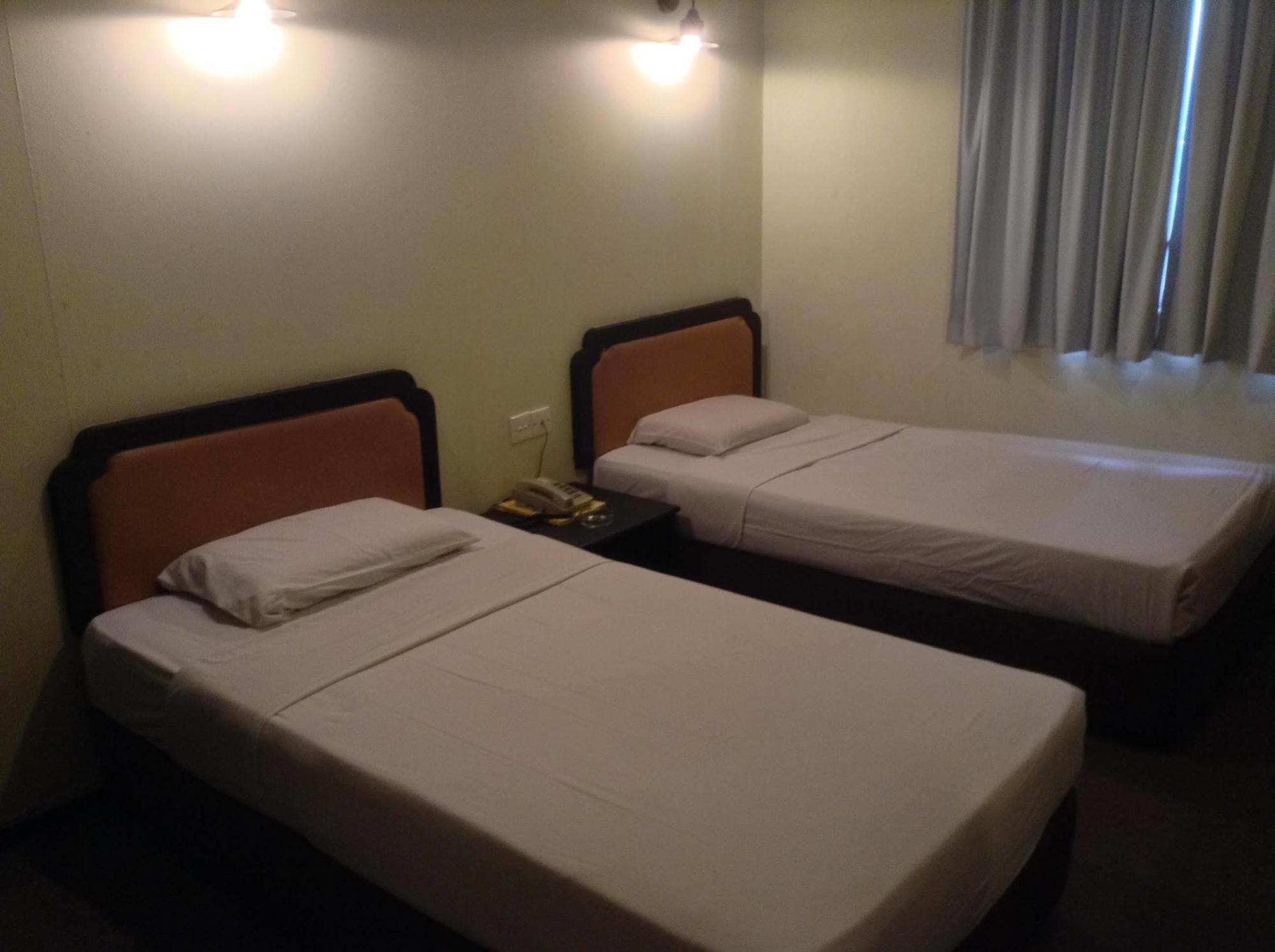 Hotel Holiday Кота-Кінабалу Екстер'єр фото